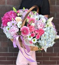 Цветочная композиция из Розы, Хризантемы, Пионы и Лизиантусы в корзине в Гребнево