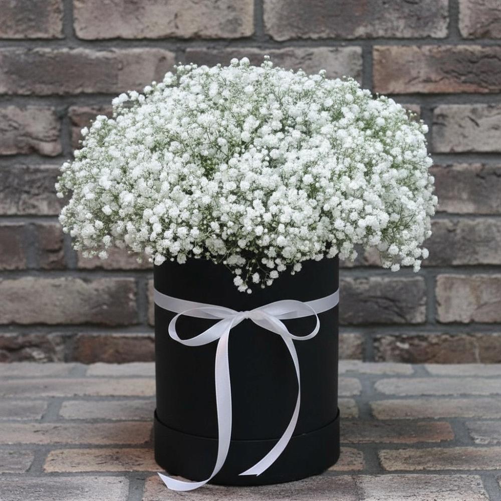 Цветочная композиция из Гипсофила в шляпной коробке в Гребнево