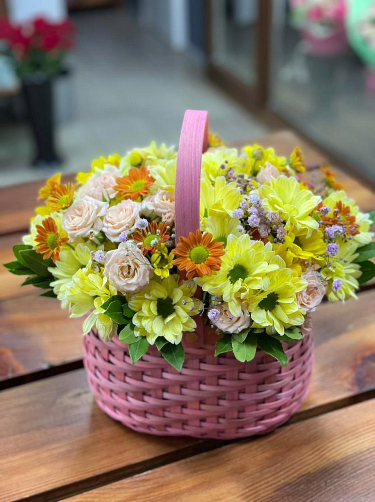 Цветочная композиция из Хризантемы и Розы в корзине в Гребнево