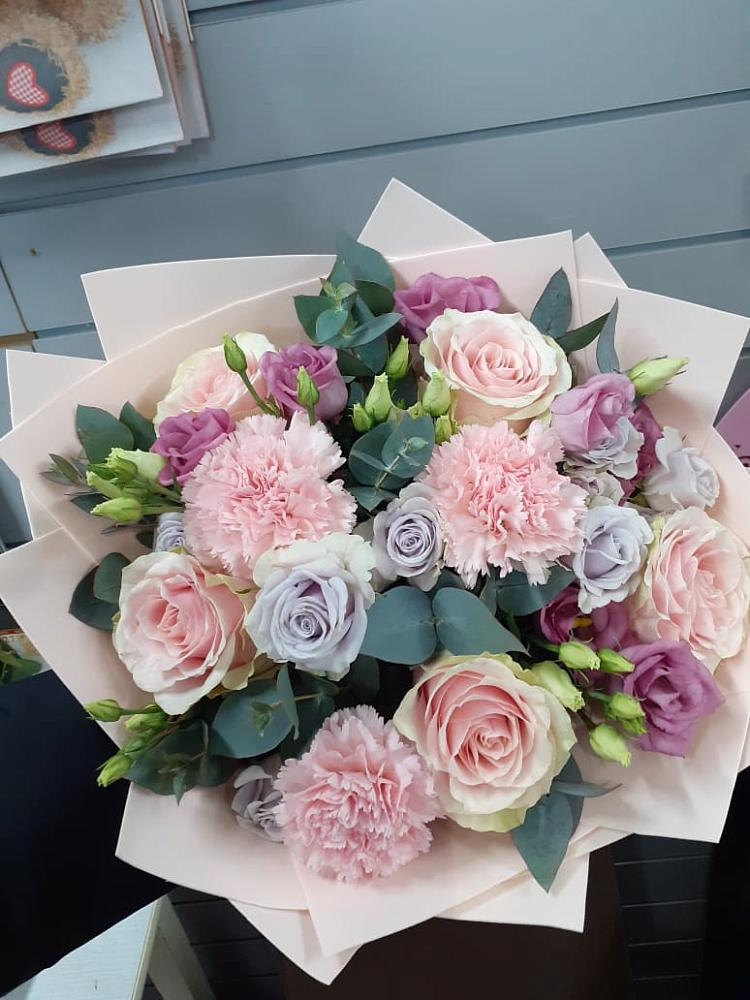 Букет цветов из: Розы, Гвоздики и Лизиантусы в Гребнево